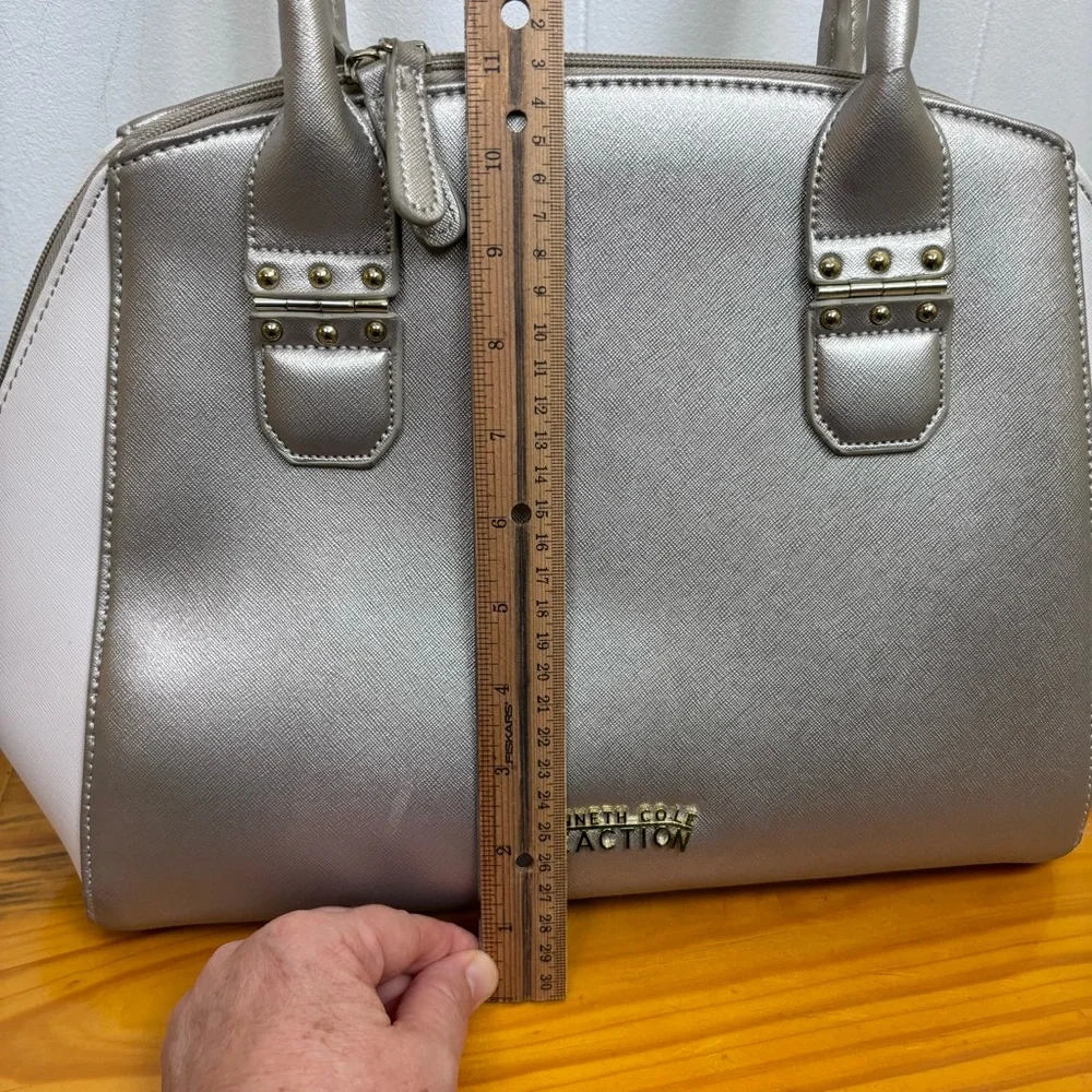 Kenneth Cole Reaction Shoulder Bag White and Silver Zippered Top‎ Large
